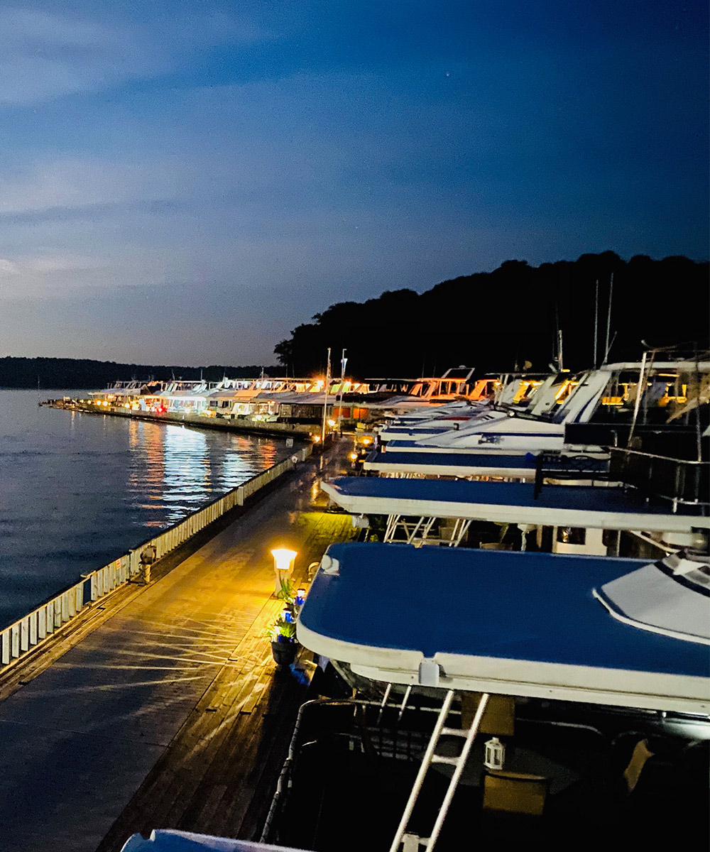 Dock your boat with ease at Green River Marina. Our covered wet slips on Green River Lake offer safe, accessible mooring steps. Annual & daily wet slip rentals.