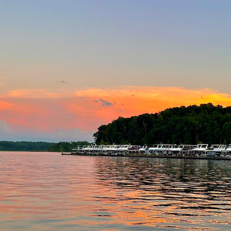 Dock your boat with ease at Green River Marina. Our covered wet slips on Green River Lake offer safe, accessible mooring steps. Annual & daily wet slip rentals.