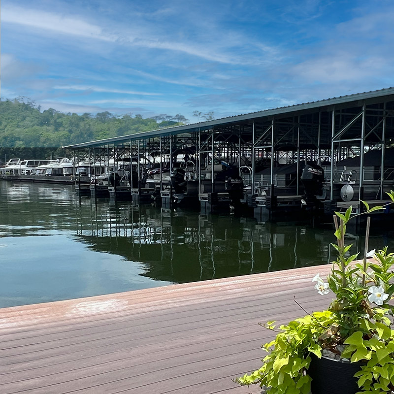 Dock your boat with ease at Green River Marina. Our covered wet slips on Green River Lake offer safe, accessible mooring steps. Annual & daily wet slip rentals.