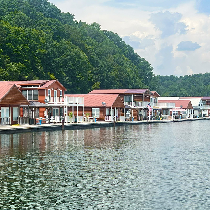 Full-service Green River Lake marina and pontoon boat rentals. Premier wet slips for your boat. Green River Marina can supply all your boating & fishing needs.